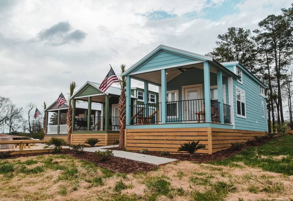 Tiny House Rental with Bedroom Downstairs in Marina